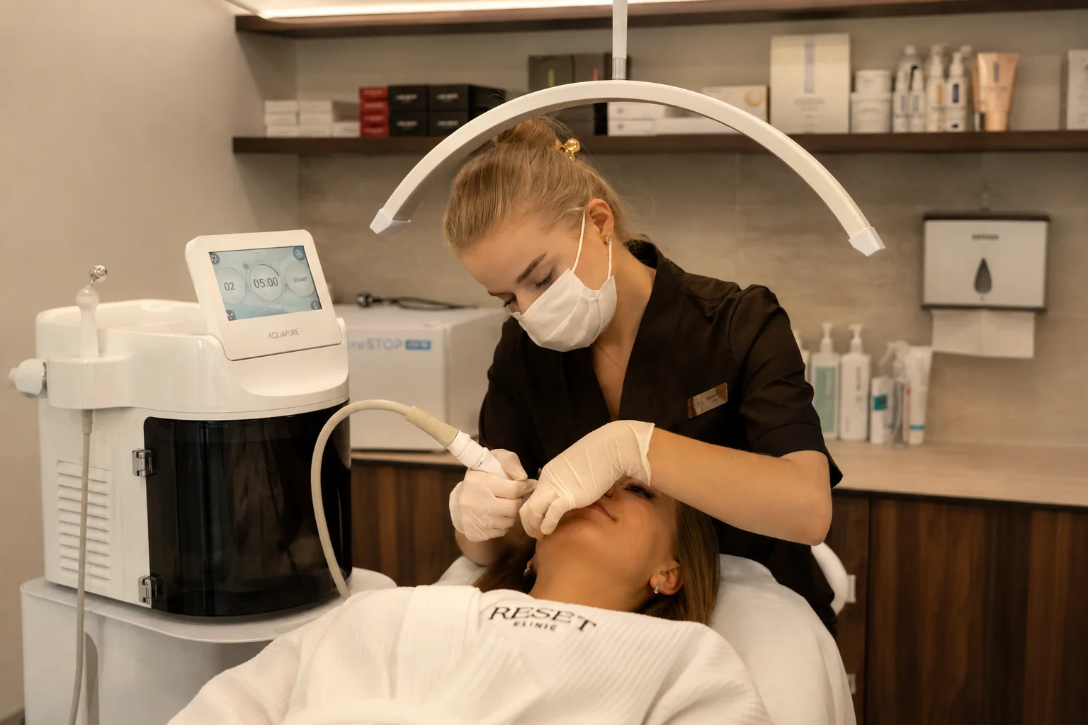 Професійний догляд за шкірою обличчя в RESET Clinic
